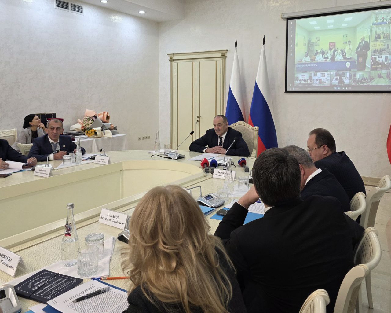 Правительство Дагестана вводит новые меры поддержки для молодых учителей и педагогов предметников Первый заместитель председателя правительства Дагестана Руслан Алиев на заседании Совета по науке и образованию представил новые меры направленных на повышение престижа педагогической профессии Основная инициатива касается введения системы грантов для выпускников вузов пришедших на работу в школы республики Общий размер поддержки составит 150 тысяч рублей 50 тысяч рублей в первый год работы и 100 тысяч по итогам второго года Кроме того предложено ввести ежемесячную 10 процентную надбавку к окладу для учителей наиболее дефицитных направлений информатики физики математики химии и биологии В случае поддержки предложений правительство подготовит все нормативно правовые акты до начала нового учебного года Глава Дагестана Сергей Меликов поддержал инициативу отметив что несмотря на бюджетные сложности республика находит возможности для стимулирования педагогов В ходе обсуждения директор Республиканского центра образования Анжела Байрамбекова предложила расширить список получателей надбавок включив в него учителей начальных классов и филологов Она отметила их высокую нагрузку и необходимость сохранения единства в педагогических коллективах Отвечая на предложение Меликов подчеркнул что текущие меры это максимум возможностей республики на данный момент Глава Дагестана пояснил что средства изыскиваются за счет перераспределения резервов предназначенных для других социально незащищенных категорий населения и на данный момент охватить выплатами всех учителей не представляется возможным Выбор в пользу учителей физики математики и других дефицитных предметов продиктован рыночной необходимостью специалистов в этих областях в школах значительно меньше чем филологов Тем не менее Сергей Меликов пошел на встречу педагогическому сообществу он поручил проанализировать бюджетные возможности для включения в программу поддержки учителей начальных классов Надо с чего то начинать Давайте дождёмся следующего года Мне бы хотелось посмотреть какой будет эффективность этой меры поддержки резюмировал глава республики