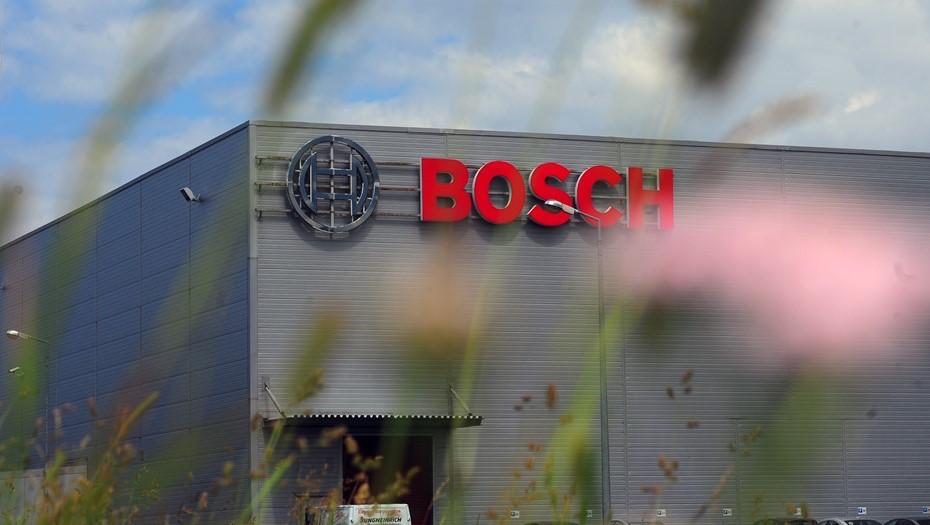 Bosch упустила возможность продать свои заводы в Петербурге Немецкая инженерная и технологическая компания Bosch не успела продать своё предприятие в Петербурге, поскольку актив перешёл под контроль "дочки" ПАО "Газпром", следует из годового отчёта фирмы. "Сделка по продаже акций российского дочернего предприятия ООО “БСХ бытовые приборы” в Петербурге, которая была запланирована в 2024 году, оказалась невозможной. Это произошло из-за того, что в апреле отчётного года предприятие было передано под российское государственное административное управление", — говорится в финансовых документах. Также в отчёте Bosch упоминается, что в сентябре прошлого года было продано её дочернее предприятие ООО "Бош термотехника" в Москве, поскольку "продолжать вести бизнес было невозможно из-за режима санкций". Автор фото: Сергей Николаев / "ДП"