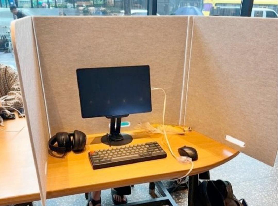 Кажется, началось: Starbucks Korea официально объявил войну... компьютерам, а точнее посетителям, которые превращают кофейни в коворкинг.  По всей стране запретили таскать в залы стационарники, принтеры  ! , сетевые фильтры и строить «форт из перегородок». Всё из-за вирусного фото, где парень развернул целый офисный сетап, ушёл на три часа и оставил всё без присмотра.  До этого отдельные точки пытались ограничивать время, резать доступ к розеткам и намекать «пора бы уйти», но теперь — жёсткий национальный бан.