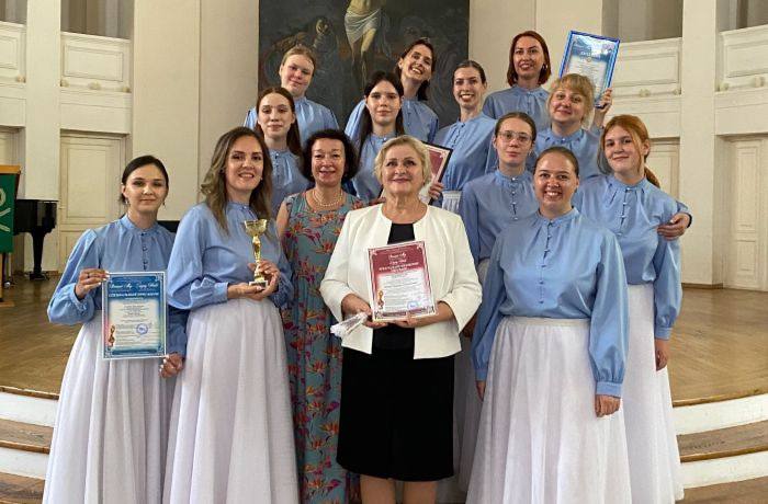 Хор «Каданс» стал лауреатом престижного международного конкурса «Поющий мир» в Санкт-Петербурге Это один из крупнейших международных фестивалей, он собрал на берегах Невы лучшие профессиональные и любительские коллективы из российских регионов и других стран мира. За прошедшие десятилетия участниками музыкального форума стали более 25 тысяч человек из 30 государств. Артисты Детской филармонии получили заслуженную награду в номинации «Вокальные ансамбли». Также коллектив стал обладателем Специального приза жюри за лучшее исполнение современной обработки народной песни, а бывшая воспитанница коллектива Любовь Штарк — лучшей солисткой конкурса «Поющий мир». Отмечена благодарственным письмом также создатель и художественный руководитель хора «Каданс», руководитель Детской филармонии, Марина Штарк. ВК/ XXII Международный фестиваль хорового искусства «Поющий мир» Абакан 24 Подписаться