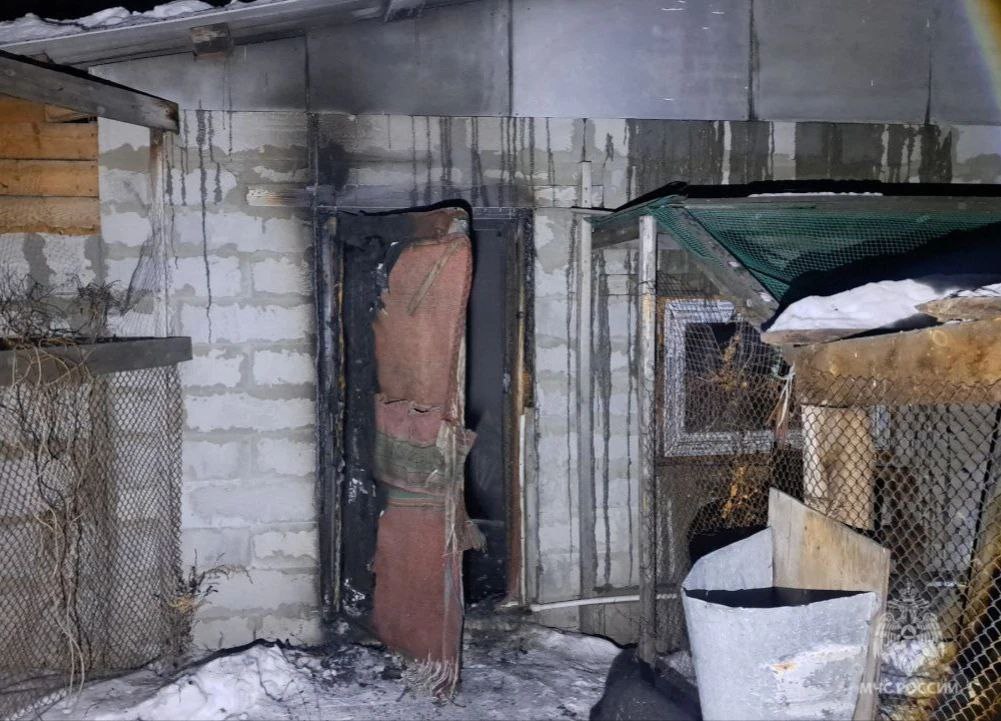 В Бурятии дознаватель МЧС спас 60 летнего мужчину из горящего строения Сегодня ночью горела крыша одной из надворных построек в посёлке Заиграево Помимо огнеборцев на место происшествия также выехал дознаватель МЧС Сергей Пимонов В ходе осмотра строения в углу я увидел мужчину с ожогами рук и лица Звать пожарных не стал чтобы не терять время принял решение вывести пострадавшего самостоятельно рассказывает Сергей Он отвёз 60 летнего мужчину в больницу и передал его врачам Выяснилось что пострадавший пытался самостоятельно потушить пламя но из за полученных ожогов не смог покинуть горящее строение В результате пожара огнём повреждены крыша и перекрытие внутри постройки на 20 квадратах Предварительная причина короткое замыкание