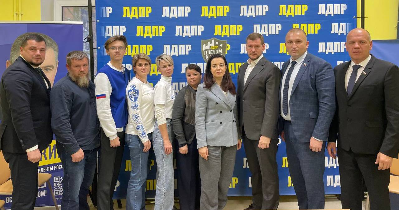 Сегодня Курское региональное отделение ЛДПР с рабочим визитом посетили важные гости из Центрального аппарата партии Мария Александровна Воропаева Первый заместитель Руководителя ЦА ЛДПР по подготовке федеральной избирательной кампании и член Высшего Совета партии Никита Владимирович Березин Руководитель аппарата фракции ЛДПР в Госдуме и член Высшего Совета партии Екатерина Анатольевна Батожок талантливый политтехнолог из Департамента проектно технологической деятельности ЦА ЛДПР Мы провели открытую содержательную встречу обсудили текущие вызовы обменялись идеями наметили конкретные шаги по усилению присутствия ЛДПР в регионе и повышению эффективности нашей работы на местах Такие визиты не просто формальность а реальный импульс к развитию поддержка и вера в нашу общую миссию Огромное спасибо коллегам за доверие тёплый диалог и готовность двигаться вперёд плечом к плечу вместе