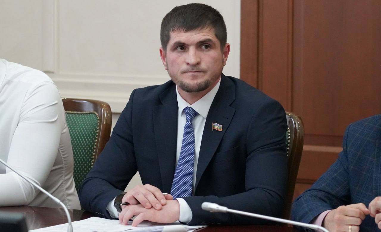 На расширенном заседании Комитета по местному самоуправлению Народного Собрания Карачаево-Черкесской Республики под председательством Дахира Магометовича Мутчаева был рассмотрен важный проект регионального Закона «О формировании органов местного самоуправления Карачаево-Черкесской Республики при переходе на одноуровневую систему организации местного самоуправления».   В заседании приняла участие Председатель Общественной палаты Карачаево-Черкесии Елена Владимировна Ляшова, что подчеркивает значимость данного вопроса для общественности и местного самоуправления.  Проект закона разработан в связи с принятием Федерального Закона от 20 марта 2025 года № 33-ФЗ, который устанавливает общие принципы организации местного самоуправления в рамках единой системы публичной власти. В соответствии с новым законом, в Карачаево-Черкесской Республике предлагается внедрить одноуровневую систему местного самоуправления, которая будет включать два вида муниципальных образований: городской округ и муниципальный округ. Муниципальные округа будут образованы в границах существующих районов республики.  Законопроект также содержит положения о том, что представительные органы сельских и городских поселений продолжат исполнять свои полномочия до окончания срока, установленного их уставами, или до досрочного прекращения полномочий. На территории упразднённых поселений будут созданы территориальные органы местной администрации, которые войдут в структуру вновь образованных муниципальных округов. Это обеспечит жителям доступ к необходимым услугам, таким как получение справок и выписок.  Важным аспектом законопроекта является рекомендация главам администраций новых муниципальных округов назначать на должности в территориальных органах лиц, ранее работавших в администрациях поселений.   Законопроект также включает переходные положения, касающиеся изменений видов муниципальных образований. Он вступит в силу 20 июня 2025 года, а переходный период продлится до 31 декабря 2029 года.  Данный законопроект будет представлен депутатскому корпусу на 11-й сессии Парламента Карачаево-Черкесской Республики, что открывает новые возможности для улучшения местного самоуправления и повышения качества жизни граждан.