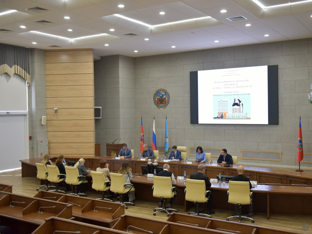 Офисные здания, гараж и комплекс бытового обслуживания населения: какие проекты рассмотрели на градостроительном совете В администрации Барнаула состоялось очередное заседание градостроительного совета под председательством первого заместителя главы администрации города Андрея Федорова. Участники совета рассмотрели четыре эскизных проекта. Рассказываем о проектах и мнениях участников совета подробнее.