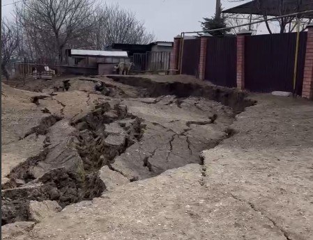 В Кисловодске несколько домов в оказались в зоне оползня   Два дома в посёлке Белореченском оказались в зоне большого оползня. Почва перед ними просела во время реконструкции дороги, которая проходит чуть ниже. Кадры с места опубликовал сегодня глава города Евгений Моисеев.   По его словам, строители демонтировали старые сваи. В результате осели 200 квадратных метров грунта. В зоне риска два дома. В них проживают 12 человек. Все отказались на время переехать в санатории. Сейчас рабочие начали укреплять склон.   Евгений Моисеев отметил, что этот участок был проблемным. Оползни регулярно сходили на дорогу во время сильных ливней. Склон постоянно подсыпали. По его словам – реконструкция дороги избавит от этой проблемы.