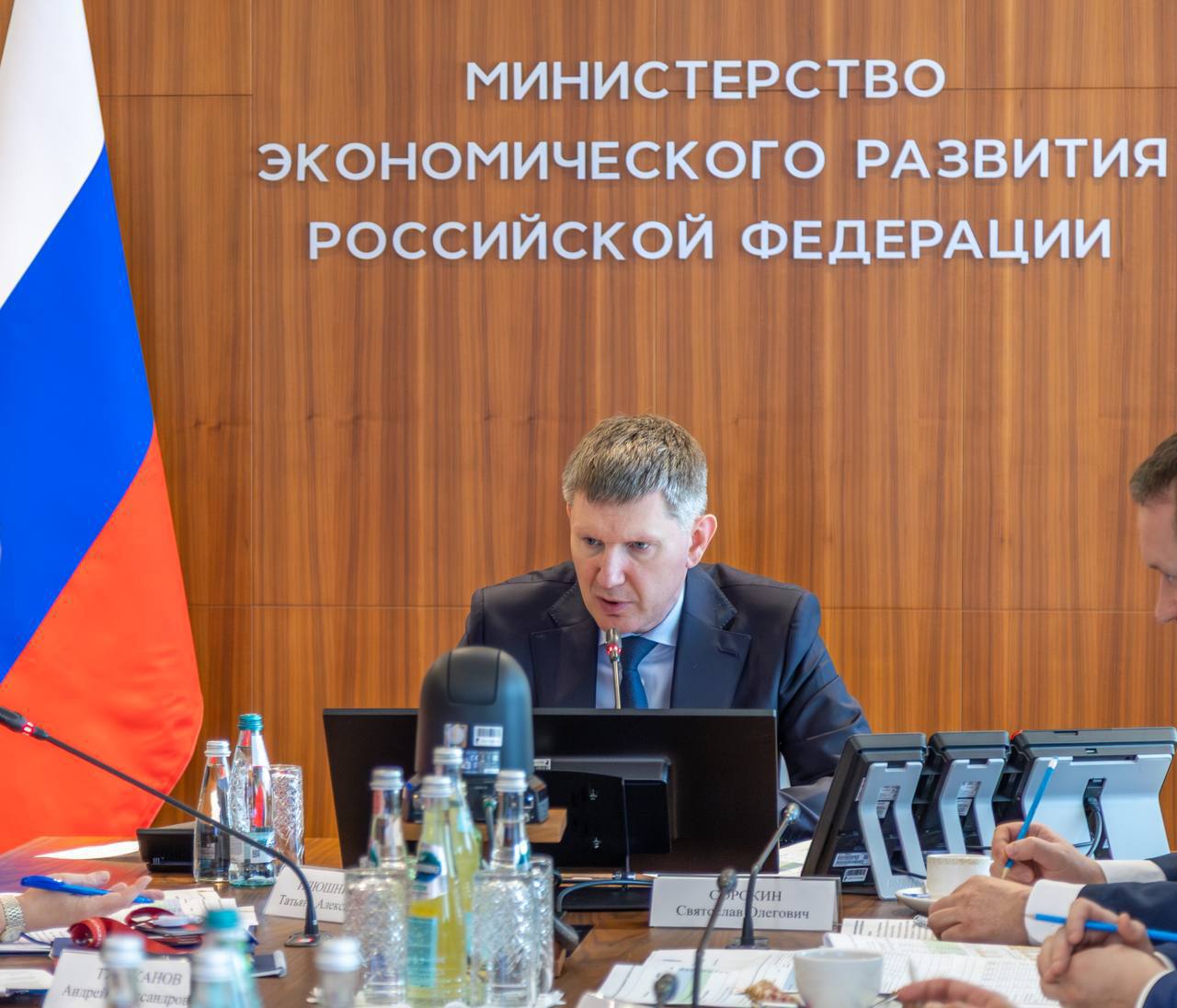 Сегодня прошло ещё одно совещание по разработке государственной программы по восстановлению и социально-экономическому развитию Белгородской области Оно состоялось под руководством министра экономического развития Российской Федерации Максима Геннадьевича Решетникова. «Обсудили возможные меры поддержки предприятий, механизмы компенсации нанесенного ущерба. Продолжим работу над согласованием позиций с федеральными министерствами по набору инструментов восстановления экономики пострадавших районов», — сообщил губернатор. Жесть Белгород - подписаться