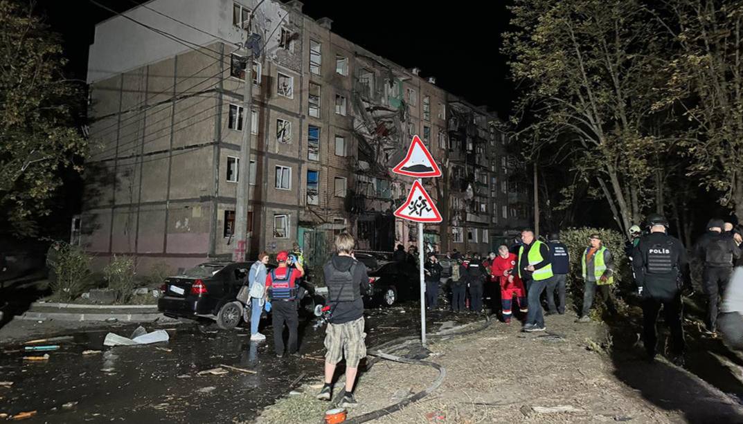 Вражеские помойки сообщают:  В 00:30 спасатели потушили пожар в пятиэтажке в Харькове. Огонь разгорелся на площади 65 кв. м. Аварийно-спасательные работы на месте удара продолжаются  После удара даже ФАБ-250 там не пожар был бы, половины дома не было бы.  Хватит уже врать и прятать ваше ср  пЭпЭо среди жилых домов.  А вам, украинцам, советую открыть глаза и научиться мыслить критически, пока вы реально не деградировали.  Дневник Десантника   Подписаться  Дневник Десантника ВКонтакте