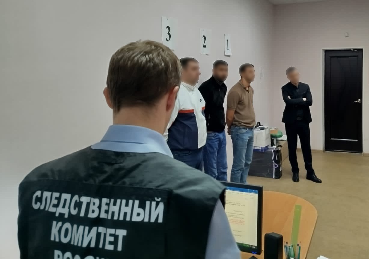 Вымогатели поставили ульяновца на счётчик и затем похитили из-за долга в ₽30 тысяч. Вырваться на свободу мужчине удалось хитростью — под предлогом поиска денег. Затем он бросился за помощью в полицию. Сотрудники правоохранительных органов при силовой поддержке Росгвардии задержали вымогателей в дорогих-богатых интерьерах Подписывайтесь: 73online Присылайте новости