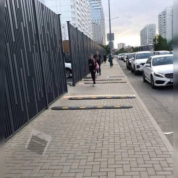 В Москве начали бороться с самокатчиками с помощью лежачих полицейских на тротуарах. Неровности, по мнению властей, должны принудить гонщиков снизить скорость в пешеходной зоне.