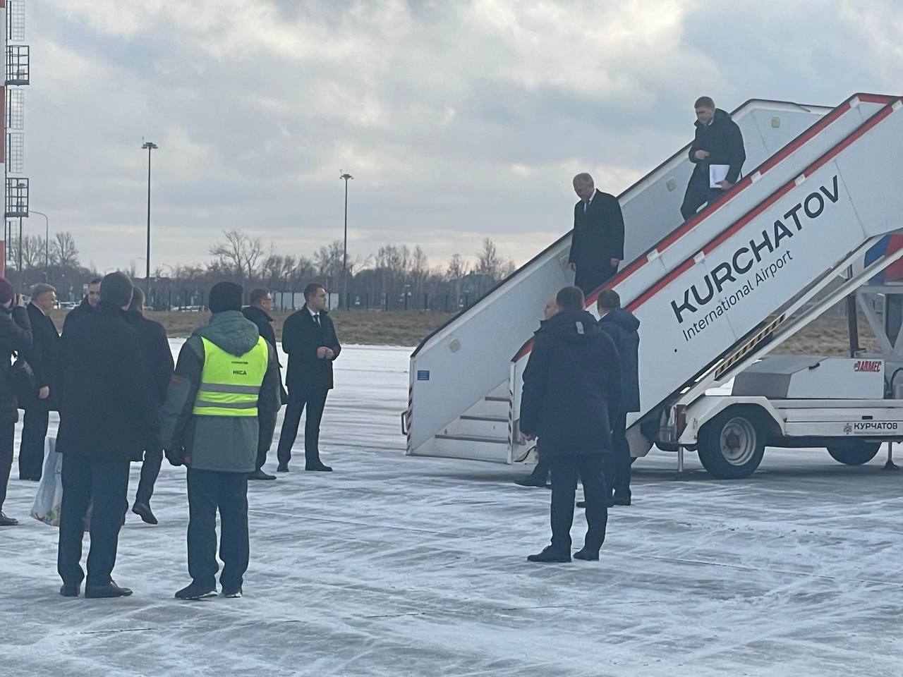 Спикер Госдумы Вячеслав Володин прибыл в Челябинск.  Судя по фотографиям, его встретил у трапа лично губернатор Алексей Текслер.   : stasnaumovdeputat