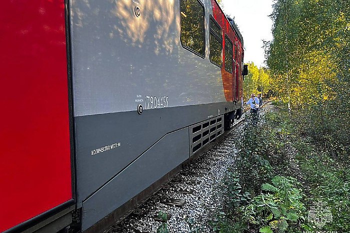 Под Екатеринбургом посреди леса сломалась электричка Электричка следующая из Асбеста в Екатеринбург сломалась не добравшись до пункта назначения В итоге поезд остановился в лесу неподалёку от станции Чкаловская Говорят сломалась электричка свет есть отопление тоже но не едем До Екатеринбурга осталось четыре станции Из вагонов никого не выпускают нет платформы рассказала порталу E1 RU одна из пассажирок По её словам электричка простояла больше часа В итоге сломавшийся состав взял на буксир тепловоз uralweb ru