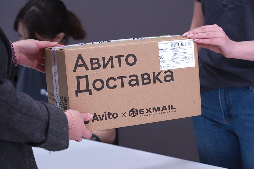 Без курьеров и риска: Авито защитит сделки «из рук в руки». 70 000 продавцов-участников пилота по всей России — можно забрать товар лично, но с защитой сделки; Оплата картой, СБП или в кредит — деньги заморозят до подтверждения получения товара; Спасение для крупногабаритов — теперь не нужно мучиться с доставкой диванов или стройматериалов. Новый формат закрывает главную боль пользователей: 43% опасаются обмана при передаче товара лично — теперь сделка защищена цифровым чеком Авито совершает тихую революцию на рынке C2C-коммерции, превращая рискованные «тёплые» сделки в безопасные транзакции. Как шутят пользователи: «Раньше брали с собой друга-качка, теперь — смартфон с кодом подтверждения». В 2024 году через «Авито доставку» совершено в 1,5 раза больше заказов — теперь сервис хочет забрать и оффлайн-сегмент.