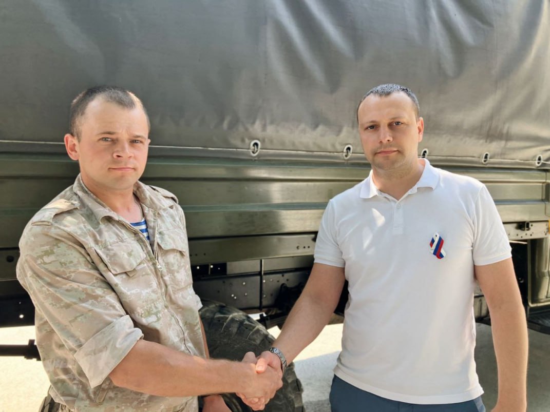 Администрация и активисты Приморского района накануне Дня России подготовили подарки и поздравления для участников СВО Накануне Дня России глава администрации Приморского внутригородского района Евгений Зурабян от имени активистов и неравнодушных жителей передал участникам СВО не только теплые пожелания и поздравления с праздником, но и гуманитарные подарки. В рамках инициативы были вручены необходимые для воинов предметы, которые помогут им в выполнении боевых задач в зоне проведения СВО. «Такая помощь, солидарность и единство общества не только поддерживают моральный дух бойцов, но и помогают выполнять задачи по защите интересов Родины, легче переносить тяготы службы. Спасибо всем большое за теплые поздравления», - поблагодарили бойцы.