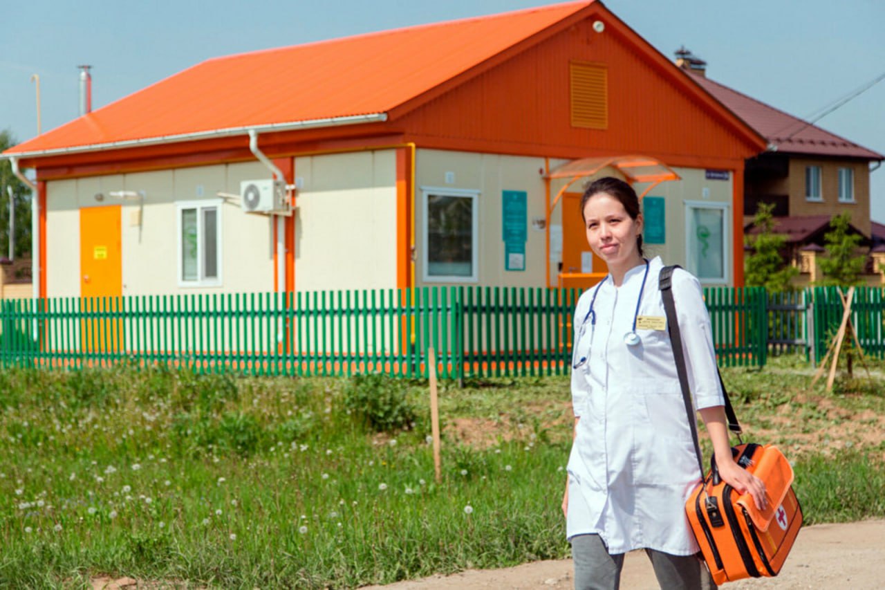 В Госдуме хотят повысить пенсию сельским медработникам на 25% В России фиксируется проблема нехватки медицинских кадров. Одним из вариантов ее решения могут стать пенсионные льготы, считает депутат Ярослав Нилов. Такой законопроект уже внесли в Госдуму. Парламентарий добавил, что, при принятии закона, его действие будет распространяться на врачей, которые проработали в сельской местности не менее 25 лет.