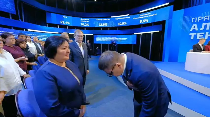 Челябинский губернатор Текслер поклонился матери двух погибших участников СВО Во время прямой линии он специально спустился в зал где находилась Альфида Амирова оба сына которой награждены орденом Мужества посмертно Весь зал встал Затем женщина попросила решить вопрос с детским лагерем в Кунашакском районе районе где есть проблемы с ремонтом дорогой и его газификацией Текслер взял вопрос на контроль Главный политический канал Урала Мы в МАХ