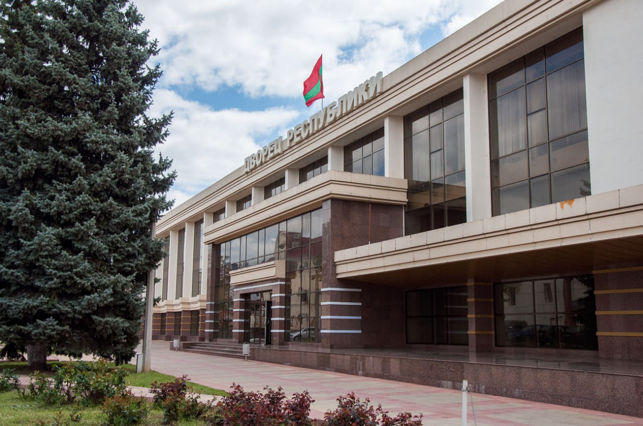Открытый урок Президента Красносельского завтра во Дворце Республики На лекцию соберутся около 700 человек школьники кадеты суворовцы студенты техникумов колледжей и ВУЗов со всей страны Вадим Красносельский расскажет об Истории приднестровского народа с древних времён и до наших дней Это уже третий урок с Президентом в рамках проекта Диалог на равных Его проводит Министерство просвещения Ранее Вадим Красносельский читал лекции о предпосылках создания Приднестровья и правовых основах международного признания республики А ещё о Великой Отечественной в деталях и фактах Полная версия лекции Президента в эфире Первого Приднестровского уже на следующей неделе