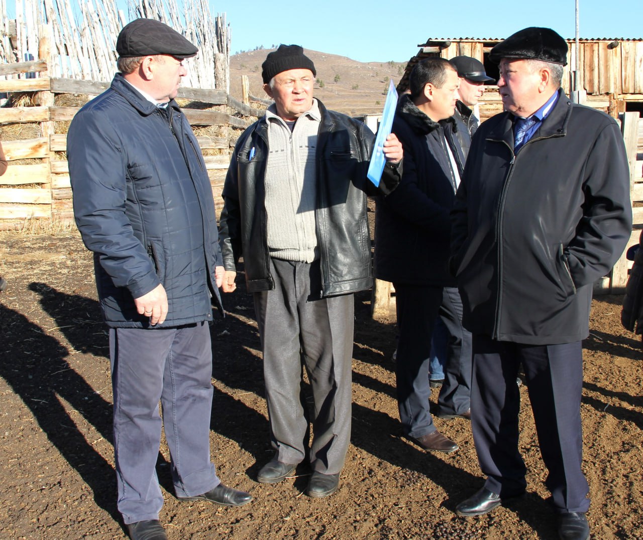 Председатель кыринского сельхозкооператива будет награжден парламентской медалью Решение о награждении главы СППК Луч Виктора Михайлова медалью Заксобрания Знак Почета принято на ноябрьской сессии Практически всю жизнь Виктор Иванович отработал в своем хозяйстве Причем неплохих результатов добивается в наше сложное время отметил первый вице спикер Заксобрания Сокто Мажиев на заседании парламента Начинал свой трудовой путь Виктор Михайлов трактористом в колхозе имени 17 го партсъезда который в 1993 году был реорганизован в сельхозкооператив Луч Долгое время работал там главным инженером с 1998 года и по сей день возглавляет его Все эти годы Виктор Иванович обеспечивает стабильную работу предприятия здесь увеличилось поголовье животных посевные площади производство сельхозпродукции В хозяйстве около тысячи голов КРС более двух тысяч овец 360 лошадей На фото выездное заседание комитета по аграрной политике октябрь 2019 года Виктор Михайлов в центре zabdeputat