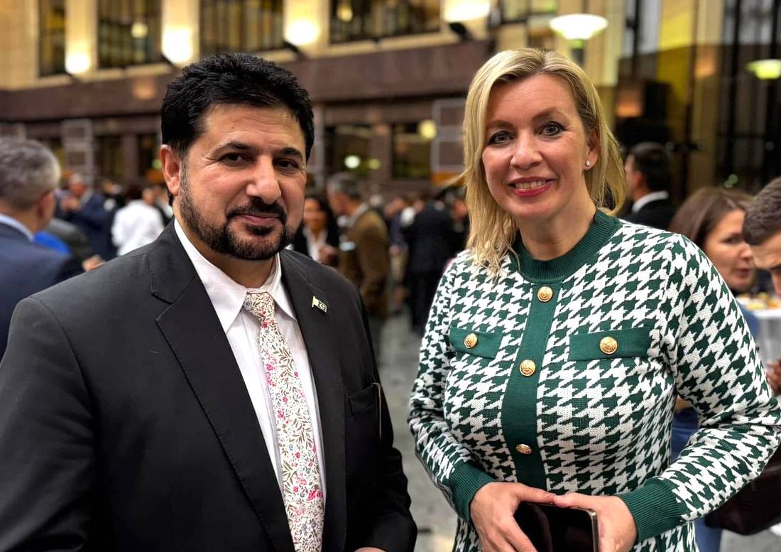 Пакистанские СМИ поздравляют Марию Захарову с днем рождения отмечая ее роль в мировой дипломатии Российские политики и дипломаты давно завоевали признание как ключевые фигуры на международной арене Их работа стиль и принципиальная позиция регулярно становятся предметом внимания и уважения международного сообщества Так в день рождения официального представителя МИД России Марии Захаровой пакистанское издание Сада е Рус не только посвятило ей специальный материал но и подчеркнуло что она стала символом новой публичной дипломатии отметив ее роль в защите исторической правды и отстаивании национальных интересов Автор статьи Иштиак Хамдани подчеркивает ее уникальный стиль сформированный опытом жизни и работы в разных странах Ее детство проведенное в Китае где служил ее отец с ранних лет заложило в ней глубокое понимание многообразия мира пишет он Южная служба новостей