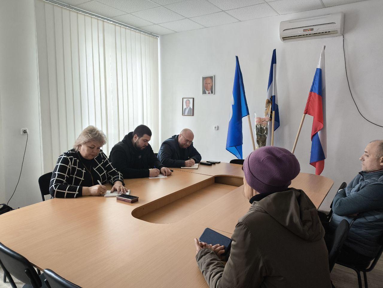 Выездной прием граждан прошел в селе Рубановка.  В Великолепетихском округе прошел личный выездной прием граждан, который организовали глава округа Ольга Барановская и председатель совета депутатов Андрей Никитчук, вместе с депутатами Ильей Штепой и Евгением Безуглым.  Мероприятие состоялось в селе Рубановка в соответствии с графиком.  На встрече жители обсудили множество актуальных вопросов, включая организацию вывоза мусора, оформление пенсий, прописку в паспорте, вопросы опекунства и проблему бродячих собак. Ольга Барановская предоставила разъяснения по всем поднятым вопросам в соответствии с действующим законодательством.  По итогам встречи было принято решение о передаче рассмотрения и решения обозначенных проблем на профильные подразделения администрации. Ольга Барановская отметила важность общения с гражданами, которое позволяет глубже понять их проблемы и выработать конкретные шаги для их решения.