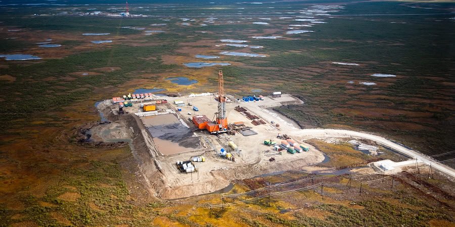 Соглашение о разведке нефти в рамках проекта «Жылыой» Министерство энергетики Казахстана, национальная нефтегазовая компания «КазМунайГаз» КМГ и CNOOC Hong Kong Holding Limited, дочерняя компания Китайской национальной оффшорной нефтяной корпорации CNOOC Limited , подписали контракт на разведку и добычу углеводородов в рамках проекта «Жылыой». Партнерство подразумевает совместную реализацию проекта «Жылыой» в соотношении 50 на 50, при этом CNOOC финансирует фазу разведки месторождения. Минимальная программа работ по контракту включает проведение 3D-сейсморазведки на площади 400 квадратных километров, а также переработку 400 линейных километров устаревших 2D-сейсмических данных. Соглашение также предусматривает бурение подсолевой разведочной скважины независимая фаза на глубину 2 километра, а затем подсолевой разведочной скважины зависимая фаза на глубину 4,5 километра в зависимости от результатов 3D-сейсмического анализа. Это первая инвестиция CNOOC в Казахстан, начинающаяся с проекта по разведке. #ЦентральнаяАзия #Казахстан