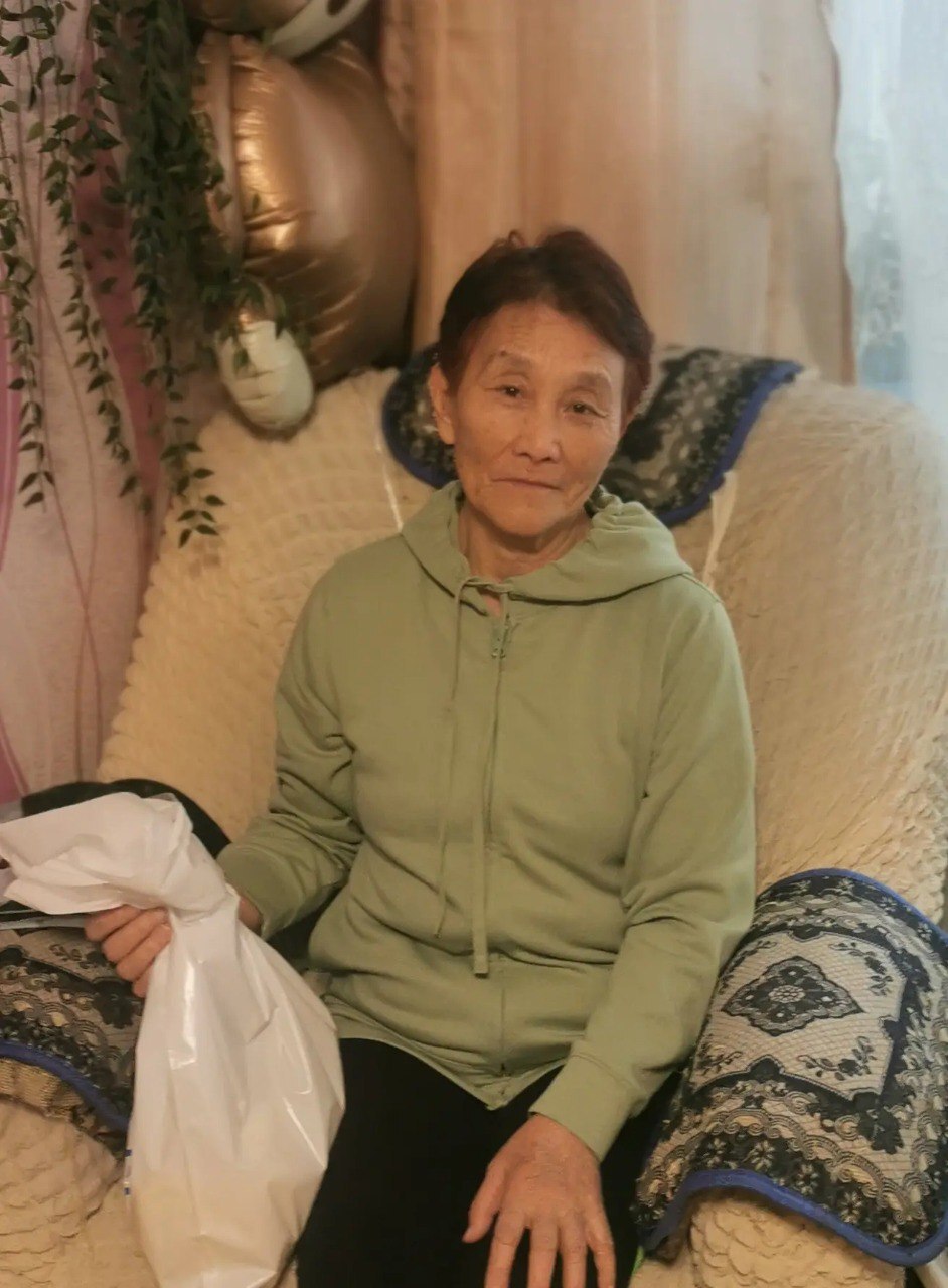 18 января свой 80 летний Юбилей отметила жительница города Макарова Судницына Косико Подарок и поздравления для именинницы через своих коллег передала депутат Сахалинской областной Думы председатель постоянного комитета член фракции Единая Россия Наталья Александровна Захарчук От всей души поздравляем с юбилеем Пусть сердце вечно живет весной здоровье радует крепостью а энергии хватит на многие годы вперед Пусть глаза блестят лишь от счастья воспоминания согревают теплом а мечты исполняются легко и быстро Много солнечных дней искренних улыбок душевного спокойствия и крепкого здоровья