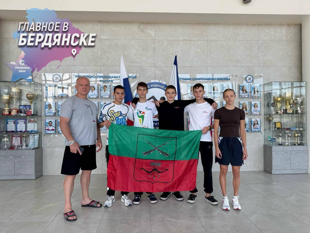Запорожские пловцы завоевали право выступить на чемпионате федеральных округов Сборная Запорожской области успешно выступила на Чемпионате и Первенстве Республики Крым по плаванию в Симферополе Наши спортсмены боролись за право представлять регион на предстоящем Чемпионате федеральных округов РФ по плаванию который пройдет с 7 по 10 октября в Астрахани Особых успехов добились Богдан Железняк и Милана Мамина показавшие выдающиеся результаты и прошедшие отбор на всероссийские соревнования Сейчас спортсмены начинают интенсивную подготовку к выступлению в Астрахани где будут соревноваться с сильнейшими пловцами Южного и Северо Кавказского федеральных округов   Бердянск ZaVtra Обратная связь