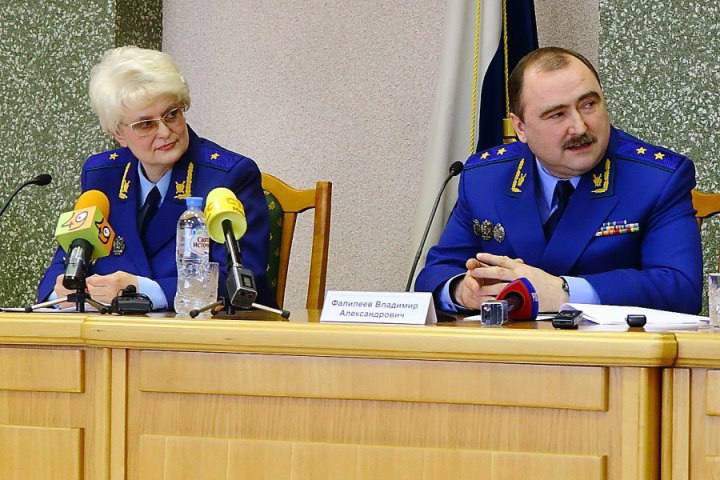Кассация подтвердила 8 лет колонии для бывшего зампрокурора Новосибирской области  Восьмой кассационный суд в Кемерове оставил без изменений приговор бывшему первому заместителю прокурора Новосибирской области Любови Кузьменок, говорится в карточке дела.  В июне 2024 года Ленинский районный суд Барнаула признал Кузьминок виновной в получении взятки в особо крупном размере  ч. 6 ст. 290 УК  и злоупотреблении полномочиями  ч. 1 ст. 285 УК , приговорив её к 8,5 годам колонии общего режима.  Алтайский краевой суд снизил срок до 8 лет, освободим от наказания за злоупотребление полномочиями по истечению срока давности.  По версии следствия, с 2016 по 2018 год Кузьменок получала взятки от одного из бенефициаров торгового центра «Восток» Дмитрия Башмакова. За «вознаграждение» она обязалась покровительствовать ООО «Сателит», ООО «Луч» и другим фирмам, связанным с ТЦ «Восток». Посредниками при передаче взяток были бизнесмен Олег Яровой и экс-руководитель управления по надзору за соблюдением федерального законодательства областной прокуратуры Александра Аверина. Всего Кузьменок получила от Башмакова 2,5 млн рублей.  Сама Кузьменок в суде говорила, что в уголовном деле отсутствуют объективные доказательства совершения ею преступлений и мотив.  «Мой среднемесячный доход в 2017–2018 годах составлял 250 тыс. рублей, а с учётом заработной платы моего бывшего супруга доход нашей семьи составлял ежемесячно 500 тыс. рублей. Поэтому передаваемые якобы, со слов Авериной, мне 100 тыс. рублей не могли являться для меня обогащением, так как только за четыре с половиной месяца доход моей семьи уже составлял 2,5 млн рублей, и [мне] не требовалось целых два года получать по 100 тыс. рублей ежемесячно», — заявляла Кузьменок.  Ранее по делу о получении взяток от бизнесмена Ярового был осужден экс-прокурор Новосибирской области Владимир Фалилеев. Он получил 9,5 лет колонии строгого режима и штраф в двукратном размере взятки — 21,9 млн рублей.  Подписаться  Прислать новость  Помочь бустами