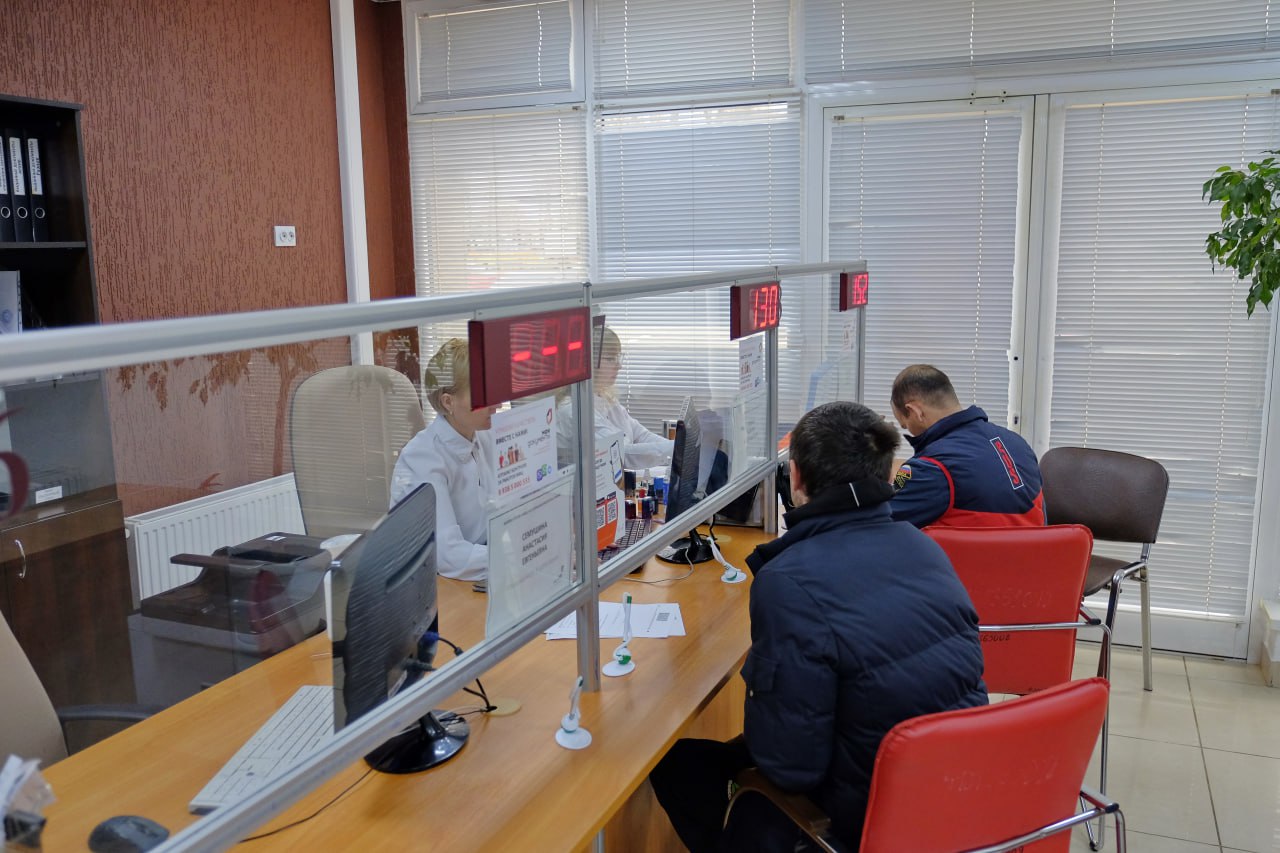 Пока без справок. В МФЦ временно прекратят выдавать справки об участии в СВО. С 15 по 19 мая в МФЦ приостановлен приём заявлений на выдачу справок об участии в специальной военной операции. Причина - технические работы по обновлению и оптимизации базы данных на сервере СМЭВ Минобороны РФ. Голос правды