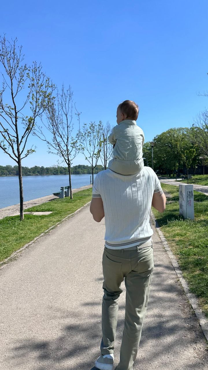 Редкие кадры: Милош Бикович и его годовалый сын Недавно 37-летний актёр порадовал поклонников фотографиями со своим наследником. Он показал моменты прогулки по набережной Белграда. Если верить слухам, мальчика назвали Василием. Он появился на свет 9 января 2024 года. Примечательно, что в объектив камеры попала и возлюбленная Биковича — сербская модель Ивана Малич.