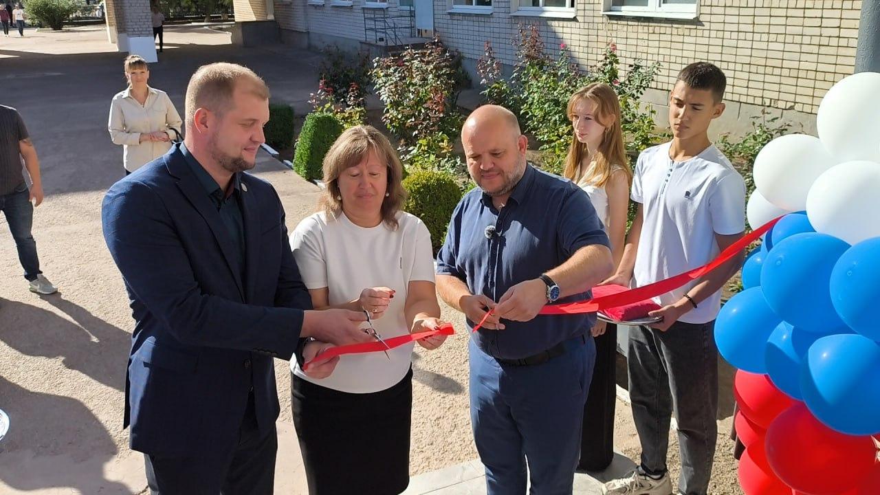 В селе Виноградово состоялись торжественные мероприятия в образовательных учреждениях Виноградовская школа имени А Н Соценко возобновила работу в очном формате А в детском саду Барвинок завершен капитальный ремонт Эти события стали значимыми для всего Алешкинского округа так как состоялись они накануне 231 летия села Виноградовская школа после ремонтно восстановительных работ открыла двери для 333 учеников которые наконец смогли вернуться к обучению в обычном режиме дети начали учебный год в дистанционном режиме из за сложной оперативной обстановки Благодаря поддержке региона шефа Калининградской области в школе были обновлены инженерные сети освещение отопление устранены протечки крыши а пищеблок приведен в соответствие с современными санитарными нормами Праздник начала учебного года провели для первоклашек Всё в соответствии с традициями старшеклассники дали наставления подготовили капсулу времени с посланием потомкам которая будет храниться до 2050 года в школьном музее Малыши услышали стихотворения выступили со сцены получили подарки от Калининградской области и Нефтеюганского района Югры а также посмотрели зажигательные танцы от представителей Движения Первых Мероприятие начали с возложения цветов к мемориальной доске Героя Советского Союза А Н Соценко Памятную табличку также привели в порядок при поддержке региона шефа Калининградской области