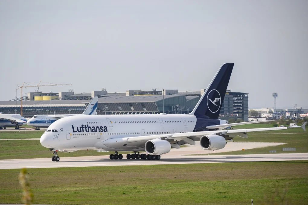 Глава крупнейшей немецкой авиакомпании Lufthansa надеется, что потепление отношений между Россией и США приведет к открытию российского неба для западных авиакомпаний. Об этом Карстен Шпор заявил в интервью таиландскому изданию Bangkok Post.   «В зависимости от переговоров между США, Россией и Европой мы надеемся, что российское воздушное пространство будет вновь открыто, что позволит нам более эффективно осуществлять полеты в страны Азии», — сказал он.  Закрытие российского неба для западных авиакомпаний в 2022 году в ответ на санкции ЕС стало настоящей головной болью для них. Многие перевозчики даже вынуждены были пустить под нож часть рейсов из-за того, что облетать России не выгодно. Например, British Airways закрыла рейс Лондон - Пекин, Virgin Atlantic прекратила летать из Лондона в Гонконг, польская LOT закрыла рейсы из Варшавы в Пекин, скандинавская SAS - из Копенгагена в Шанхай, а сама Lufthansa - из Франкфурта в столицу КНР.   Европейские перевозчики на маршрутах в Азию вчистую проигрывают своим конкурентам из Китая, для которых небо РФ открыто. В итоге рейсы китайских авиакомпаний короче, а следовательно - дешевле для пассажира.   Для сравнения: у British Airways рейс из Лондона в Пекин с облетом РФ через Казахстан длился почти 12 часов, тогда как Air China и China Southern долетают за 9,5 часа.   Ранее глава Air France Бен Смит в интервью Financial Times привел пример, что время полета из Парижа до Сеула теперь занимает на три часа больше, чем раньше. А рейс Париж – Токио и вовсе стал самым продолжительным в сетке французской авиакомпании  14 часов . Ранее таковым считался рейс из Парижа в чилийский Сантьяго.