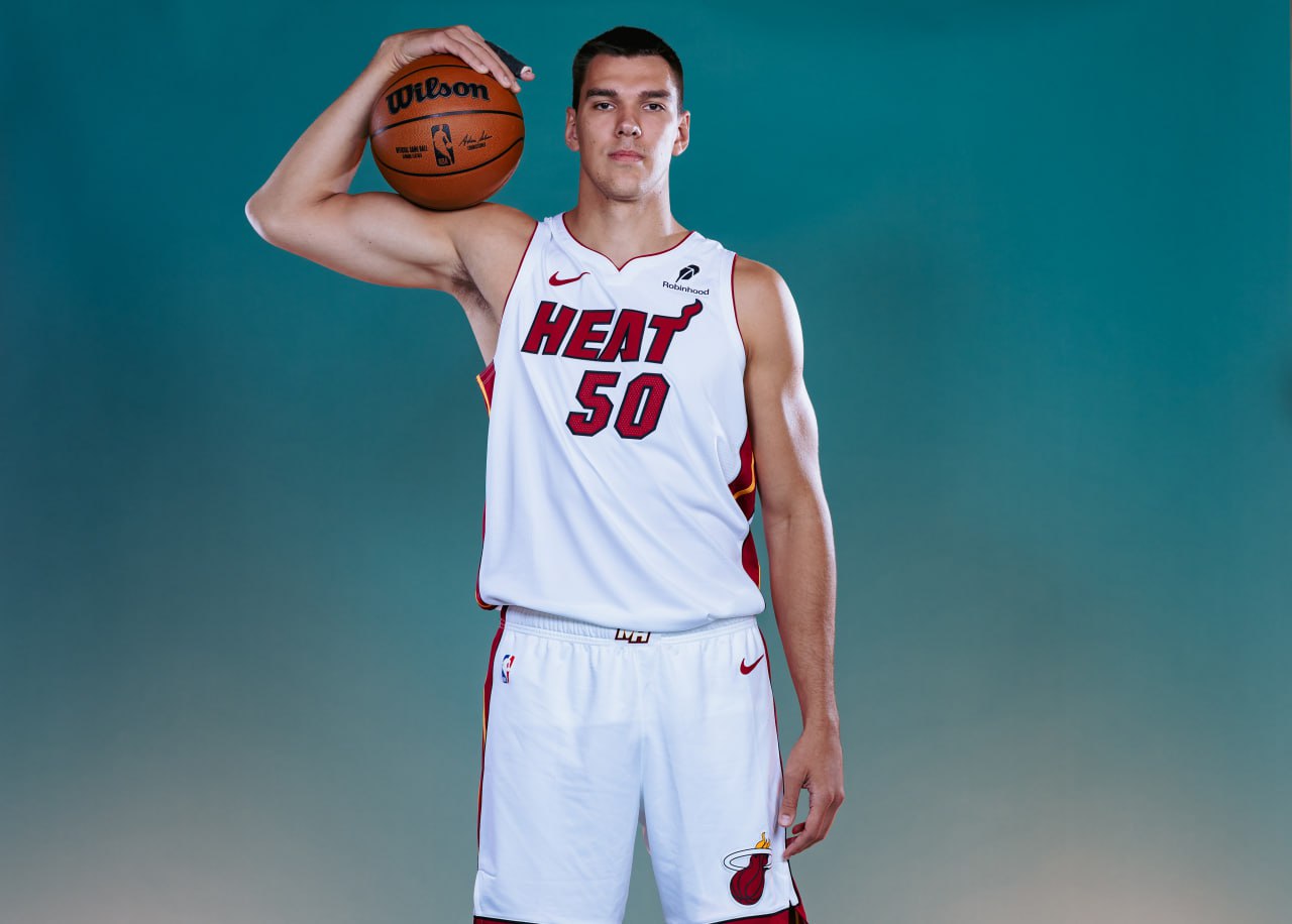 Владислав Голдин дебютировал в НБА Центровой провёл на площадке 55 секунд и сделал результативную передачу Майами за который выступает россиянин на выезде проиграл Бостону 116 129 news matchtv Carmen Mandato Getty Images