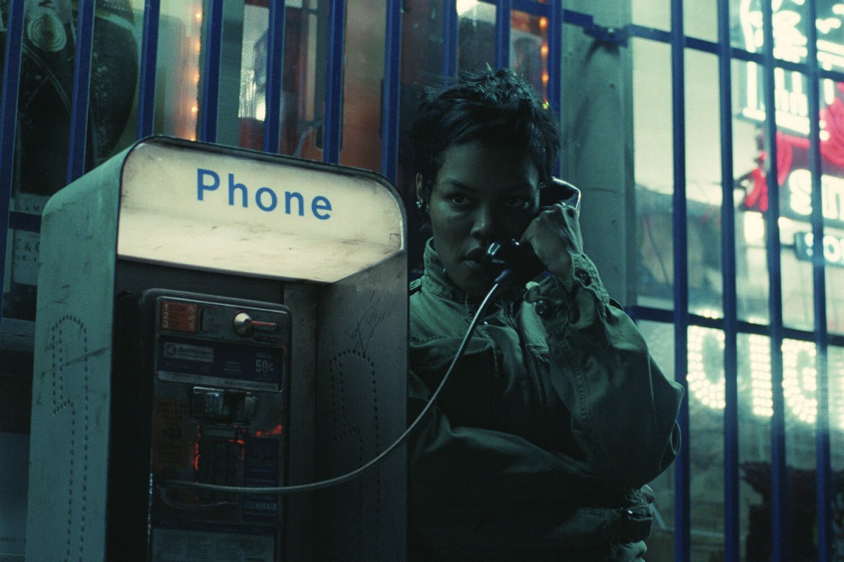 Тейяна Тейлор из Битвы за битвой дебютирует в режиссуре Ее фильм Get Lite выйдет в кино 9 апреля 2027 года По сюжету талантливая но наивная студентка танцовщица отправится на поиски вдохновения и обретет не только его но и любовь в очень неожиданном месте в нью йоркском метро На главную роль утверждена Сторм Рид известная по роли Джиа в Эйфории Больше новостей в Daily News