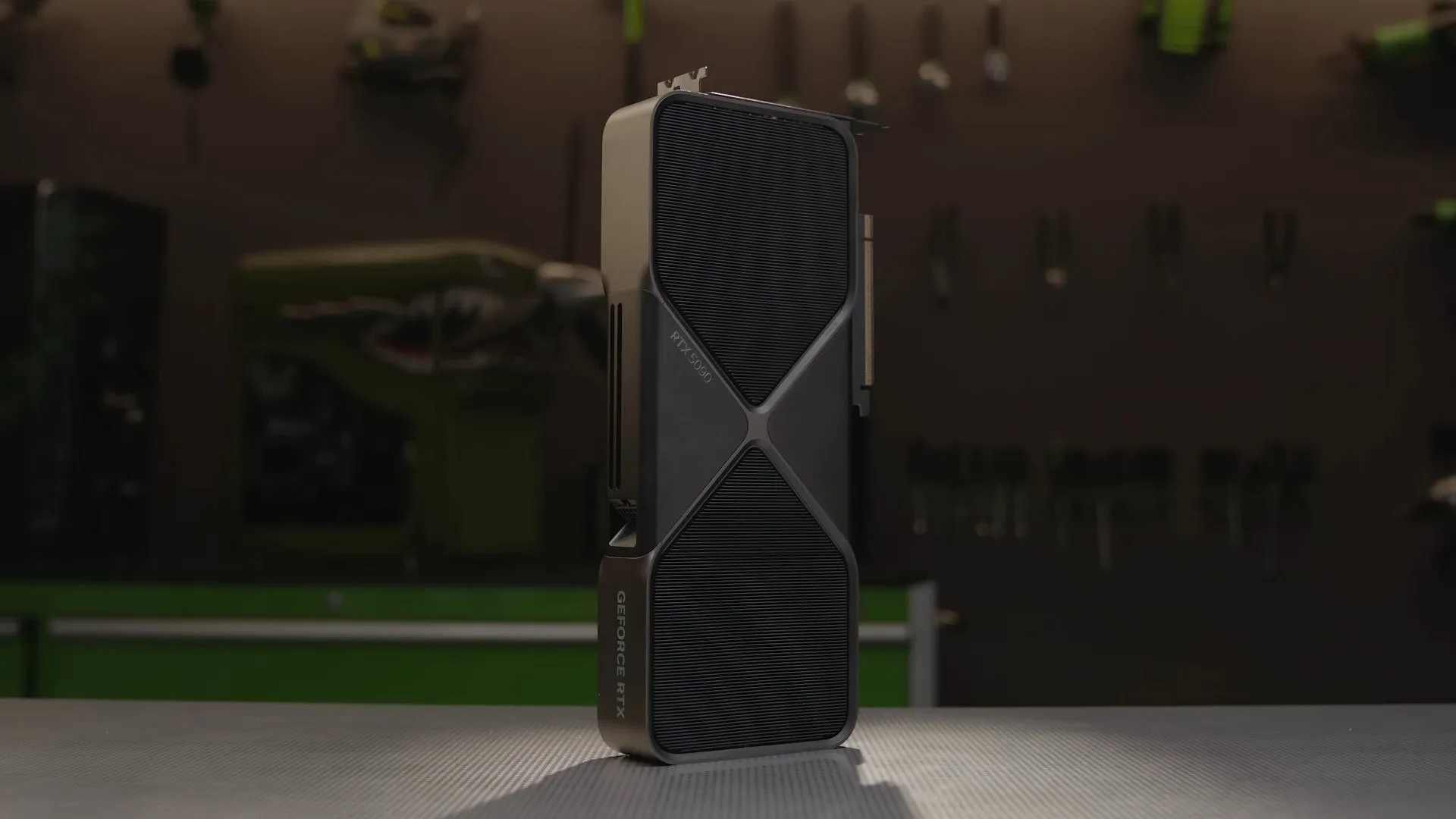 NVIDIA готовится поднять цены на видеокарты ещё раз Первым делом подорожание коснётся флагманской RTX 5090 а также RTX 5090D V2 предназначенной для китайского рынка там закупочная цена для ретейла уже выросла на 2000 юаней или примерно 20 тысяч рублей по текущему курсу Об этом сообщает портал VideoCardz со ссылкой на СМИ Поднебесной Повышение связывают с высоким спросом на память стандарта GDDR7 которой для RTX 5090 требуется аж 32 ГБ Младшие модели в линейке RTX 5080 5070 Ti поставляются с 16 ГБ видеопамяти так что они главные кандидаты в списке на повышение цены На сайте самой NVIDIA рекомендуемая розничная цена пока не поменялась но это уже не первый раз когда при старом прайсе на сайте реальный ценник в ретейле улетает в космос Впрочем компания и так контролирует почти 100 рынка игровых видеокарт и прекрасно чувствует себя на рынке ИИ вычислений Чего стесняться Автор Павел Урлапов Канал Wylsacom в MAX