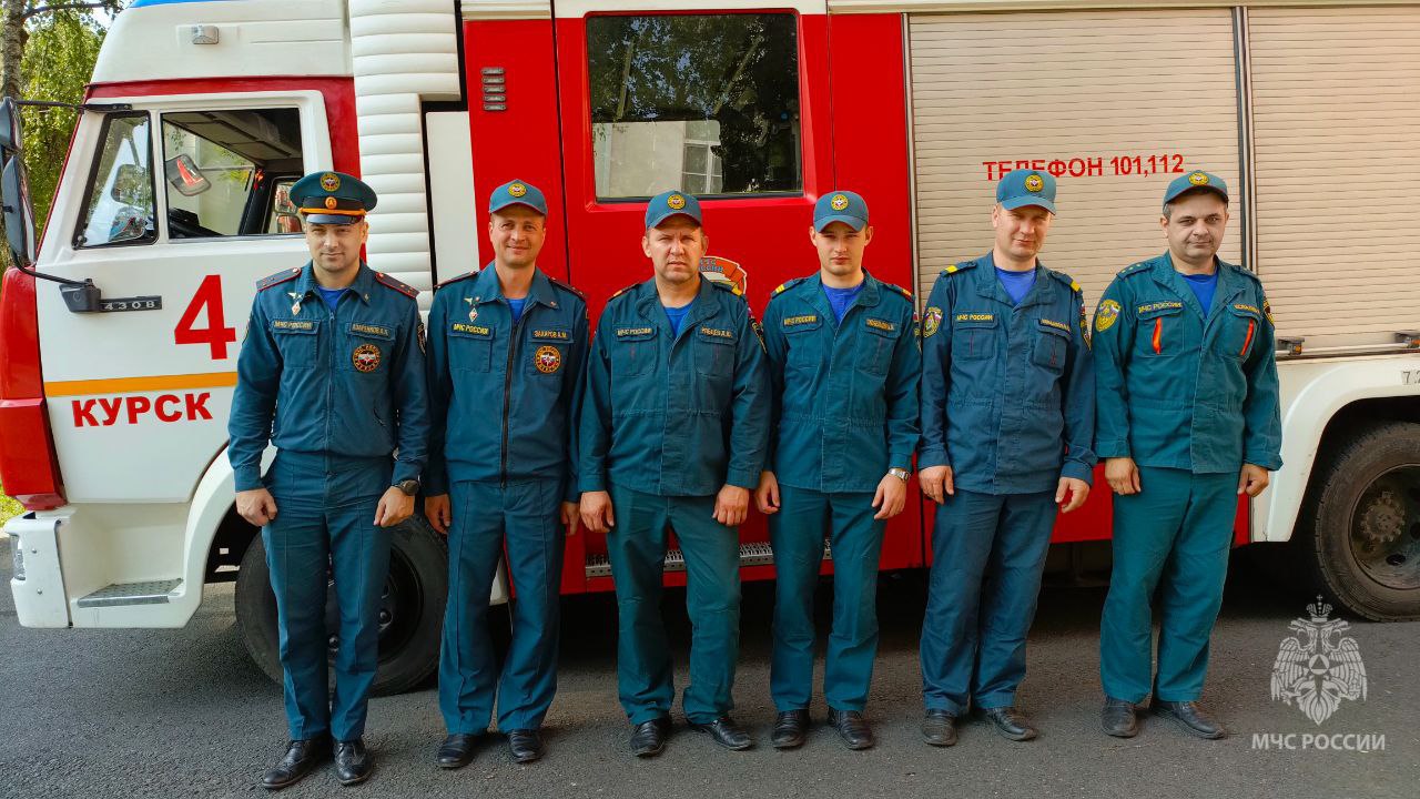 Трёх человек спасли на пожаре в Курске. Сегодня рано утром на улице Павлуновского загорелся частный дом. На место происшествия первыми прибыли сотрудники 4 ПСЧ МЧС России. Из дома они вывели двух мужчин и женщину. Медицинская помощь им не потребовалась. Огонь повредил кровлю и крыльцо на площади 32 кв. метра. Предварительная причина пожара - неосторожное обращение с огнем при курении. Сейм Курская область