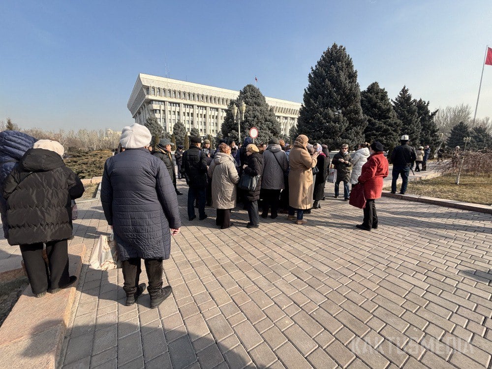 Возле ЖК собирают подписи против новой редакции Земельного кодекса   Одна из участниц Мария Абакирова отметила, что они намерены собрать подписи и передать их президенту:  Люди встревожены новым Земельным кодексом. Если в Конституции внимательно прочитать, они не имеют право забирать любой участок и любую землю и строить, что им нужно, якобы для общественных и государственных нужд. Кроме того, они хотят аннулировать "красные книги", за которые мы платили.   На месте собралось около 30-40 граждан, а также сотрудники правоохранительных органов.