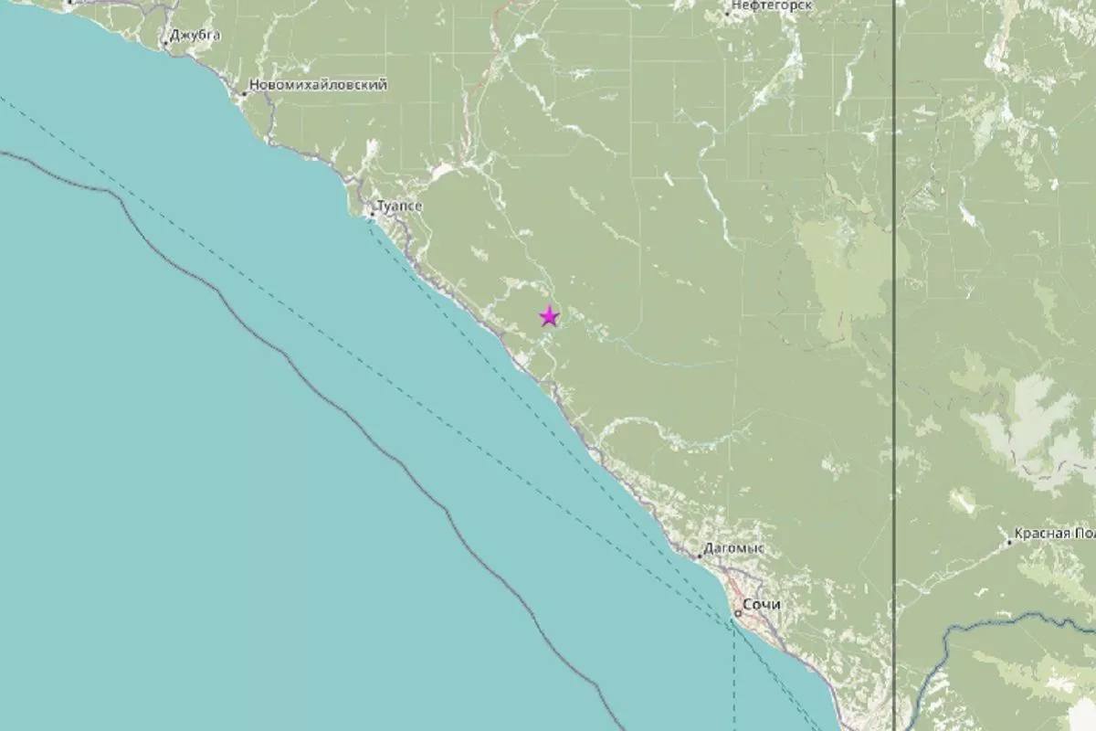 Землетрясение произошло в Сочи Сегодня на курорте зафиксировали подземный толчок магнитудой 4 1 Эпицентр находился в горах недалеко от Мамедовой щели в 49 км к северо западу от Сочи и в 8 км северо востоку от Лазаревского Толчок произошел на глубине 10 километров Сейсмособытие зарегистрировали 22 две станции Большинство местных жителей не почувствовали землетрясения Кубанские Новости Мы в MAX