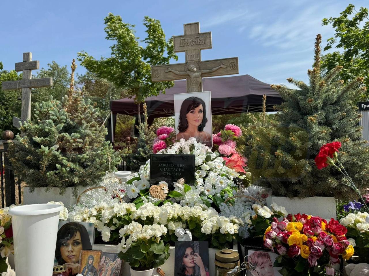 Родные Анастасии Заворотнюк приехали на кладбище в годовщину ее смерти 29 мая исполнился год со дня смерти актрисы Анастасии Заворотнюк. Родные и близкие актрисы Анастасии Заворотнюк приехали на кладбище в годовщину ее ухода. На кладбище пришли вдовец Петр Чернышев, мать актрисы Валентина и дочь Анна. Среди приехавших почтить память телезвезды и фигуристка Татьяна Навка. Также на Троекуровском кладбище были замечены поклонники Анастасии. Актриса ушла из жизни 29 мая 2024 года после пятилетней борьбы с раком головного мозга — глиобластомой. Ей было 53 года. В 2005 году Заворотнюк стала лауреатом премии ТЭФИ в номинации «Исполнительница женской роли в телевизионном фильме/сериале» за роль в ТВ-сериале «Моя прекрасная няня». Подписывайтесь
