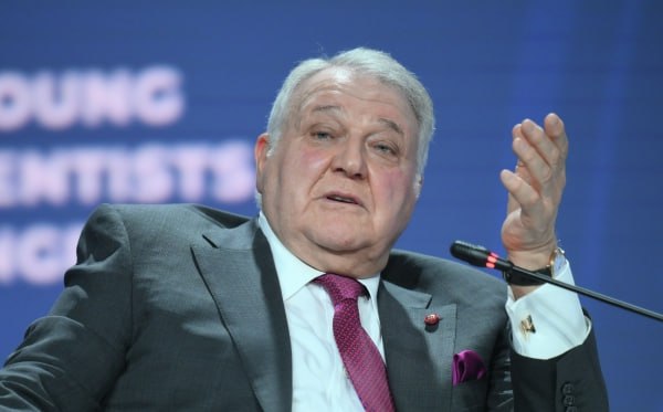 Владимир Путин переназначил Михаила Ковальчука президентом Курчатовского института Указ о продлении полномочий ещё на 5 лет размещён на сайте официального опубликования правовой информации Документ вступает в силу с 31 декабря 2025 года Михаил Ковальчук возглавляет Курчатовский институт с 2005 года и остаётся одним из ключевых организаторов государственных программ в сфере ядерных и конвергентных технологий Подписаться на Говорит Москва Telegram VK MAX