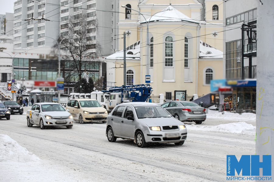 Испытание морозами на что водителям стоит обращать внимание в сильные морозы Эксперты советуют уделить внимание аккумулятору состоянию жидкостей незамерзайке и уплотнителям дверей В сильный холод важно не перегружать двигатель следить за конденсатом в баке и салоне ухаживать за стеклами дворниками и фарами Водителям рекомендуют держать бак заполненным возить теплые вещи и необходимый инвентарь а также заранее готовить авто к морозным утрам Минск Новости MINSKNEWS BY Telegram Viber FB VK Inst TikTok YouTube