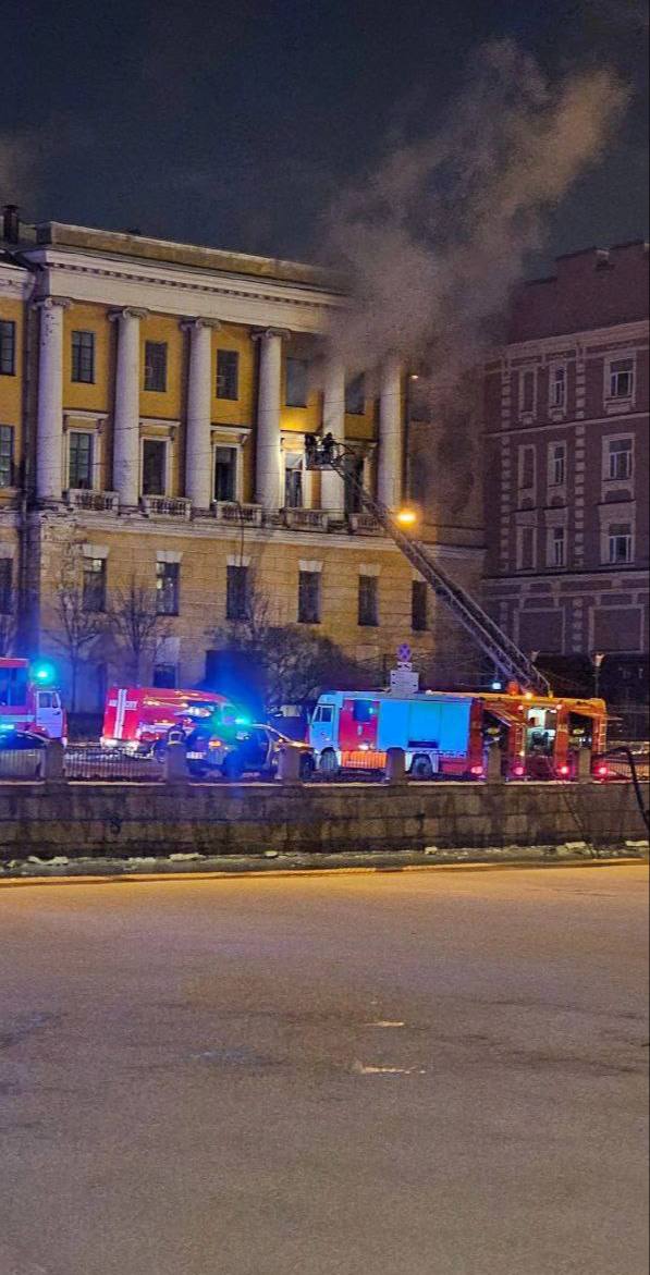 В Санкт-Петербурге загорелась Обуховская больница  Возгорание удалось локализовать на площади 200 квадратных метров. Пострадавших нет.  Как сообщили ТАСС в оперативных службах, огонь вспыхнул по адресу: Загородный проспект, 47; в здании горели второй и третий этажи, а также кровля.  По словам собеседника агентства, больница сейчас не работает, там ведётся ремонт.     Подпишись на «Говорит Москва»