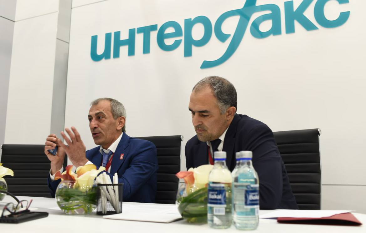 В Дагестане планируют внедрить информационную систему мониторинга закупочной деятельности Сегодня на полях Петербургского международного экономического форума - 2025 первый вице-премьер Руслан Алиев и министр цифрового развития Дагестана Юрий Гамзатов встретились с исполнительным директором информационной группы «Интерфакс-Юг» Александром Векличем. В рамках встречи участники обсудили внедрение в регионе системы оперативного мониторинга и эффективности проведения закупочной деятельности Республики Дагестан и выявления недобросовестного расходования бюджетных средств. В рамках проекта планируется проводить оперативный мониторинг, который будет способствовать выявлению «серых зон», снижающих эффективность закупок, помогает в поиске управленческих решений, включая показатели экономии регионального бюджета, доли закупок среди субъектов малого и среднего предпринимательства, объема закупок у единственного поставщика. Особое внимание планируется уделить вопросам выявления признаков недобросовестной конкуренции и нарушения антимонопольного законодательства. Помимо, этого информационное агентство на безвозмездной основе представит аналитические решения для цифровизации госуправления и оптимизации работы органов региональной и муниципальной власти. Итоги проведённого анализа будут публиковаться в спецвыпусках газеты "Комсомольская правда", а также на интернет-ресурсах информагентства "Интерфакс".