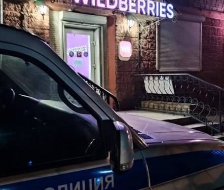В Приморье женщина украла золотое кольцо из пункта выдачи Wildberries В Уссурийске сотрудники уголовного розыска задержали подозреваемую в краже ювелирного изделия из пункта выдачи заказов известного маркетплейса С заявлением в полицию обратилась владелица ПВЗ на улице Мельничной сообщив что золотое кольцо оформленное к возврату так и не поступило обратно на склад Ущерб превысил 20 тысяч рублей В ходе оперативных мероприятий полицейские установили что кражу совершила 27 летняя ранее судимая местная жительница заказчица товара По версии следствия при осмотре изделия она незаметно положила кольцо в карман а сотруднику передала пустую коробку оформив возврат Во время обыска по месту жительства похищенное украшение было изъято В отношении подозреваемой возбуждено уголовное дело по статье о краже ей избрана мера пресечения в виде подписки о невыезде Расследование продолжается Подписаться прислать новость