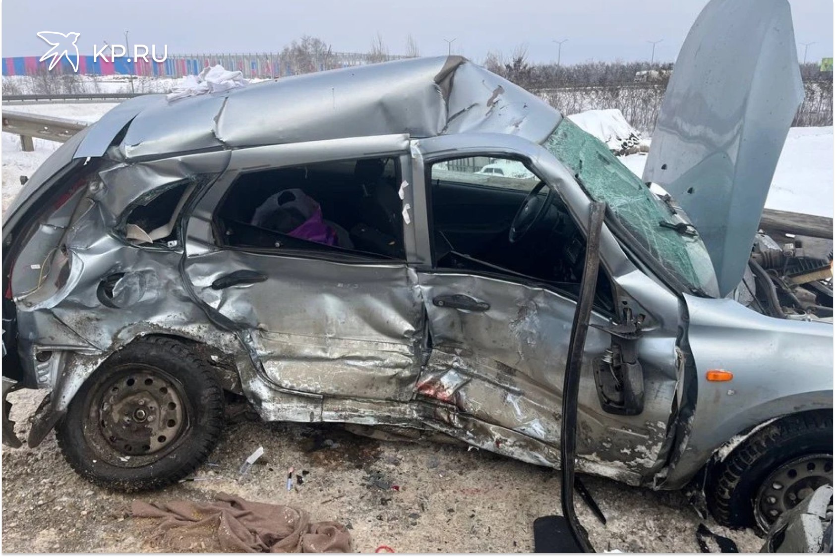 Четверо попали в больницу после ДТП под Воронежем В Новоусманском районе полицейские устанавливают обстоятельства ДТП в результате которого пострадали 4 человека Накануне примерно в 13 40 час в Новоусманском районе на 3 км автодороги М 4 Дон с Александровка по предварительным данным водитель автомобиля Лада Калина 19 летний житель областного центра выехал на полосу дороги предназначенную для встречного движения где допустил столкновение с автомобилем Рено Логан под управлением 69 летнего жителя областного центра В результате дорожно транспортного происшествия водитель и пассажир автомобиля Лада Калина 19 летняя жительница г Воронежа а также водитель и пассажир автомобиля Рено Логан 66 летняя жительница областного центра получили телесные повреждения доставлены в медицинское учреждение По данному факту сотрудниками полиции проводится проверка устанавливаются все обстоятельства и причины произошедшего