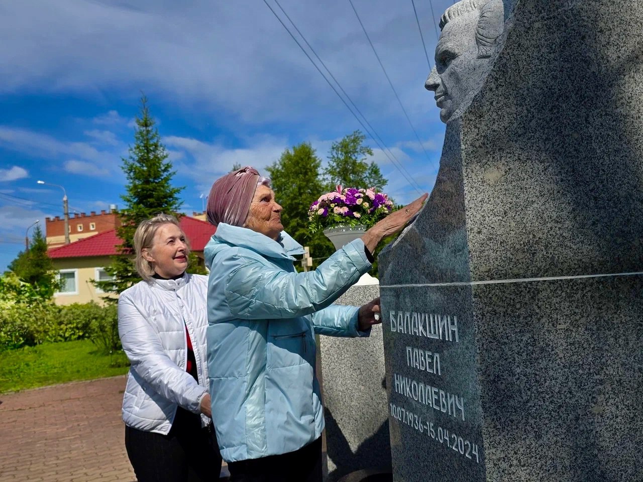 В Архангельске открыли скульптурную композицию в память о Павле Балакшине   Сегодня, 10 июля, на Вологодском кладбище в Архангельске состоялась торжественная церемония открытия памятника первому губернатору Архангельской области Павлу Балакшину. Имя Павла Николаевича известно практически каждому жителю нашего региона: он был искренним, добрым, с очень активной жизненной позицией. Десятки горожан пришли почтить память человека, чья жизнь и труд стали частью истории нашего края.