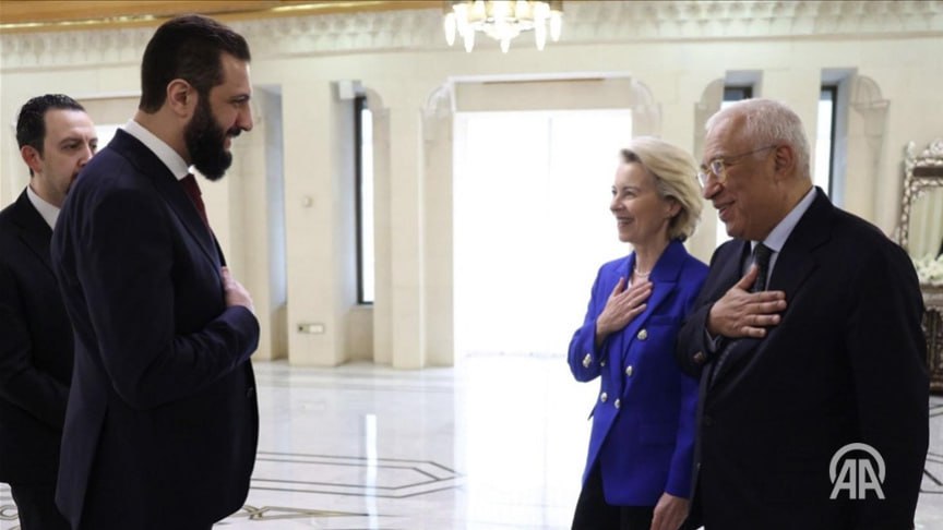 Евросоюз окажет Сирии поддержку в процессе восстановления и реконструкции страны Об этом заявила глава Еврокомиссии Урсула фон дер Лейен по итогам встречи с президентом Сирии Ахмедом аш Шараа Ранее аш Шараа провел переговоры с прибывшими в Дамаск главой Евросовета Антониу Коштой и председателем Еврокомиссии Урсулой фон дер Ляйен Подробнее на нашем сайте v aa com tr 3794985 24 7 в сутки с Агентством Анадолу