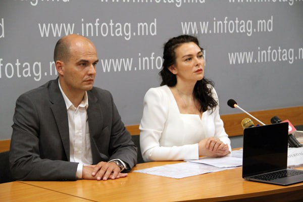 Высшая судебная палата разрешила партии Фуртунэ вернуться в предвыборную гонку Высшая судебная палата ВСП пересмотрела собственное решение и отменила запрет на участие партии Moldova Mare Великая Молдова возглавляемой Викторией Фуртунэ в парламентских выборах Судьи подчеркнули что несогласие Центральной избирательной комиссии ЦИК с решением Апелляционной палаты не может служить основанием для отмены этого решения Напомним ранее ЦИК исключил из гонки несколько партий включая партию Фуртунэ указав на нарушения Эти решения были подтверждены судами и ВСП Однако 3 сентября Высшая судебная палата удовлетворила ходатайство о пересмотре дела а уже 4 сентября признала апелляцию ЦИК явно необоснованной и оставила в силе решение Апелляционной палаты Кишинева Согласно новому постановлению ЦИК обязан повторно рассмотреть заявление партии о регистрации избирательного списка символа и казначея