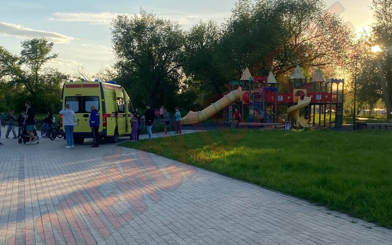 В Копейске ребенок получил травму головы, упав со сломанного игрового комплекса ЧП произошло в парке Победы. На одной из «полос препятствий» игрового комплекса отсутствовала деревянная деталь. Трехлетний мальчик, лазая, не заметил этого и упал вниз головой. Ребенка осмотрели в больнице, ему назначили амбулаторное лечение. Прокуратура проверит соблюдение требований безопасности при эксплуатации игрового оборудования. В случае выявления нарушений будут приняты необходимые меры. : телеграм-канал «Копейск в теме» / Прислать новость