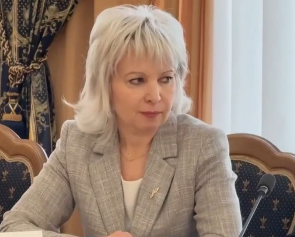 Татьяна Гридасова новый министр образования Красноярского края Документы о её назначении подписал губернатор Михаил Котюков Место было вакантным с апреля после того как в отставку ушла Светлана Маковская Обязанности министра все это время исполняла как раз Татьяна Гридасова В краевом минобре она с 2011 года В декабре 2023 го была назначена заместителем министра