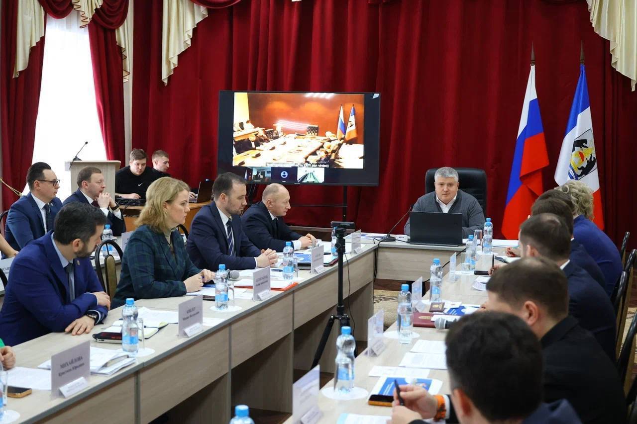 Выездное заседание правительства Новгородской области провели в Мошенском округе На заседании правительства с учётом состояния дорожной сети округа приняли решение дополнительно выделить почти 12 млн рублей на ремонт проблемного участка от школы до деревни Мельник местной дороги Мошенское Устрека В конце прошлого года был завершён затянувшийся ремонт дороги Слоптово Шипино Мошенской филиал Боровичской ЦРБ закрывается на капитальный ремонт в рамках национального проекта Продолжительная и активная жизнь При этом жители не должны остаться без медицинской помощи Даны поручения Благодаря инициативе людей стал возможен ремонт киноконцертного центра Уверь